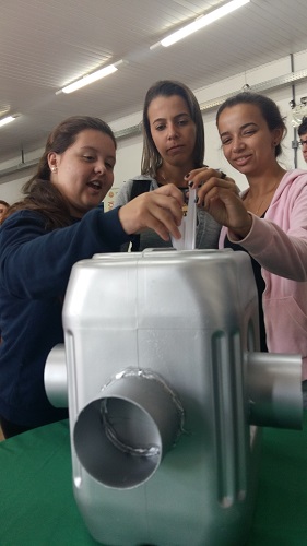 Calouros colocam cartas na cápsula do tempo