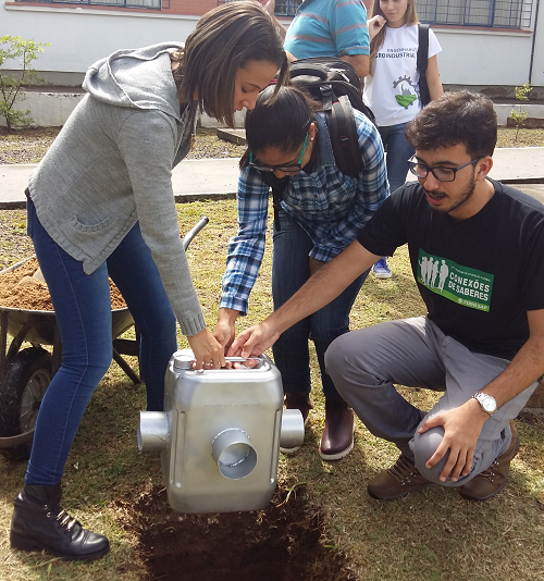 Estudantes enterram a cápsula do tempo