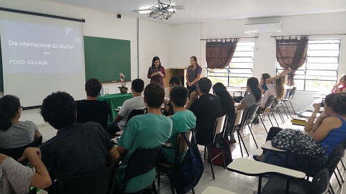 Professora Patrícia Ignácio apresentando a palestrante professora Dilce Vicente diretora do Polo Universitário