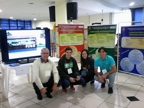 Representantes da FURG na Feira das Profissões Colégio Marista Rosário